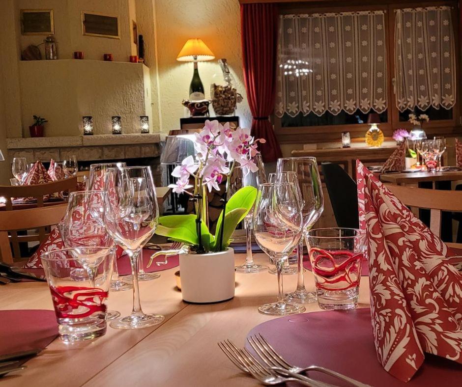Reves Gourmands, Hotellerie & Gastronomie Vernayaz Exteriör bild